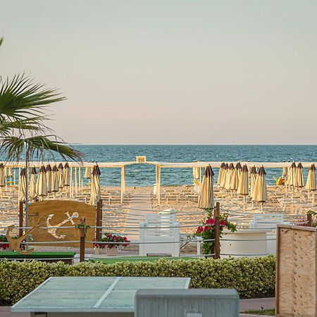 Hotel Avana Fronte Mare Риччоне Экстерьер фото