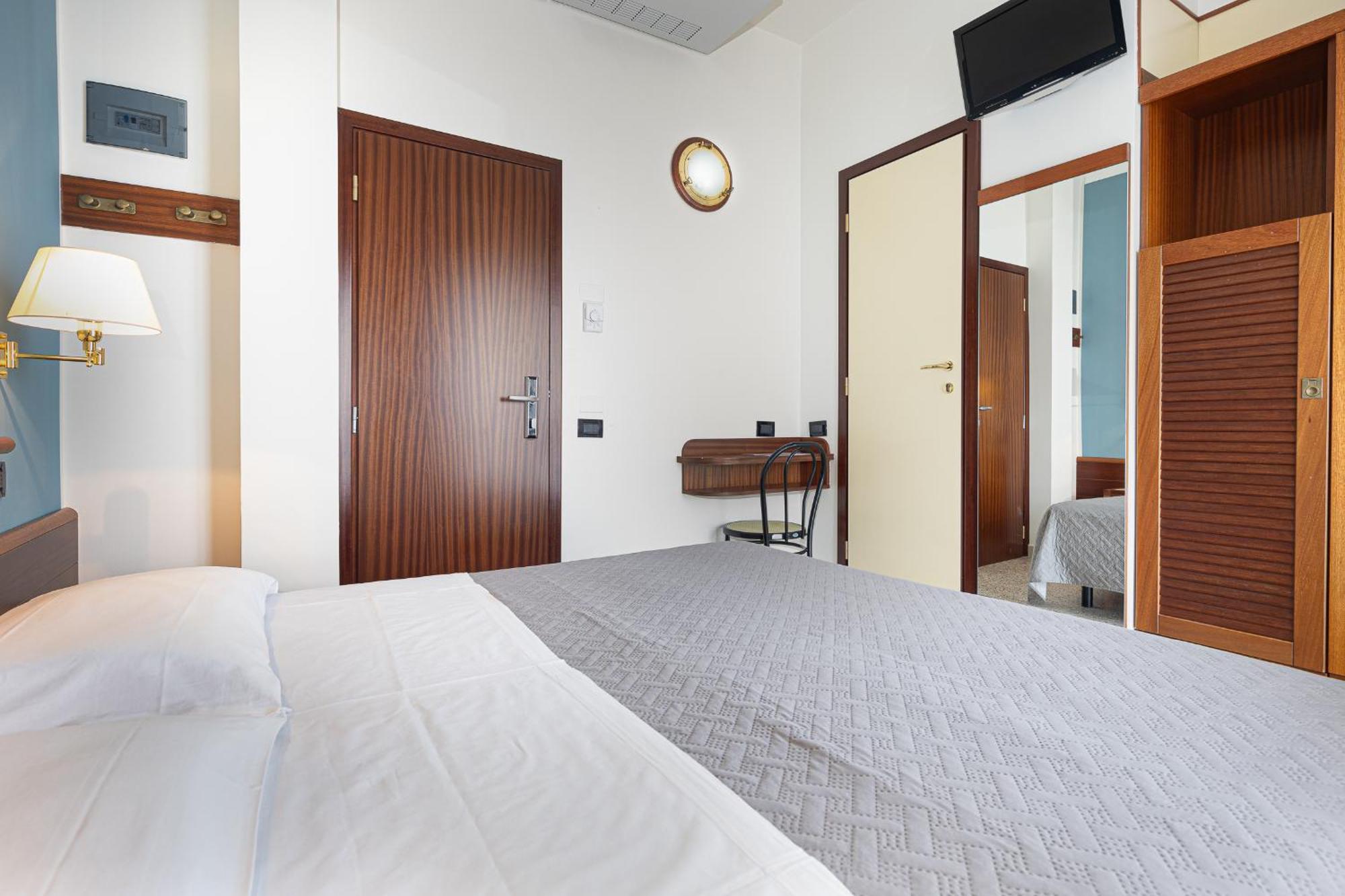 Hotel Avana Fronte Mare Риччоне Экстерьер фото