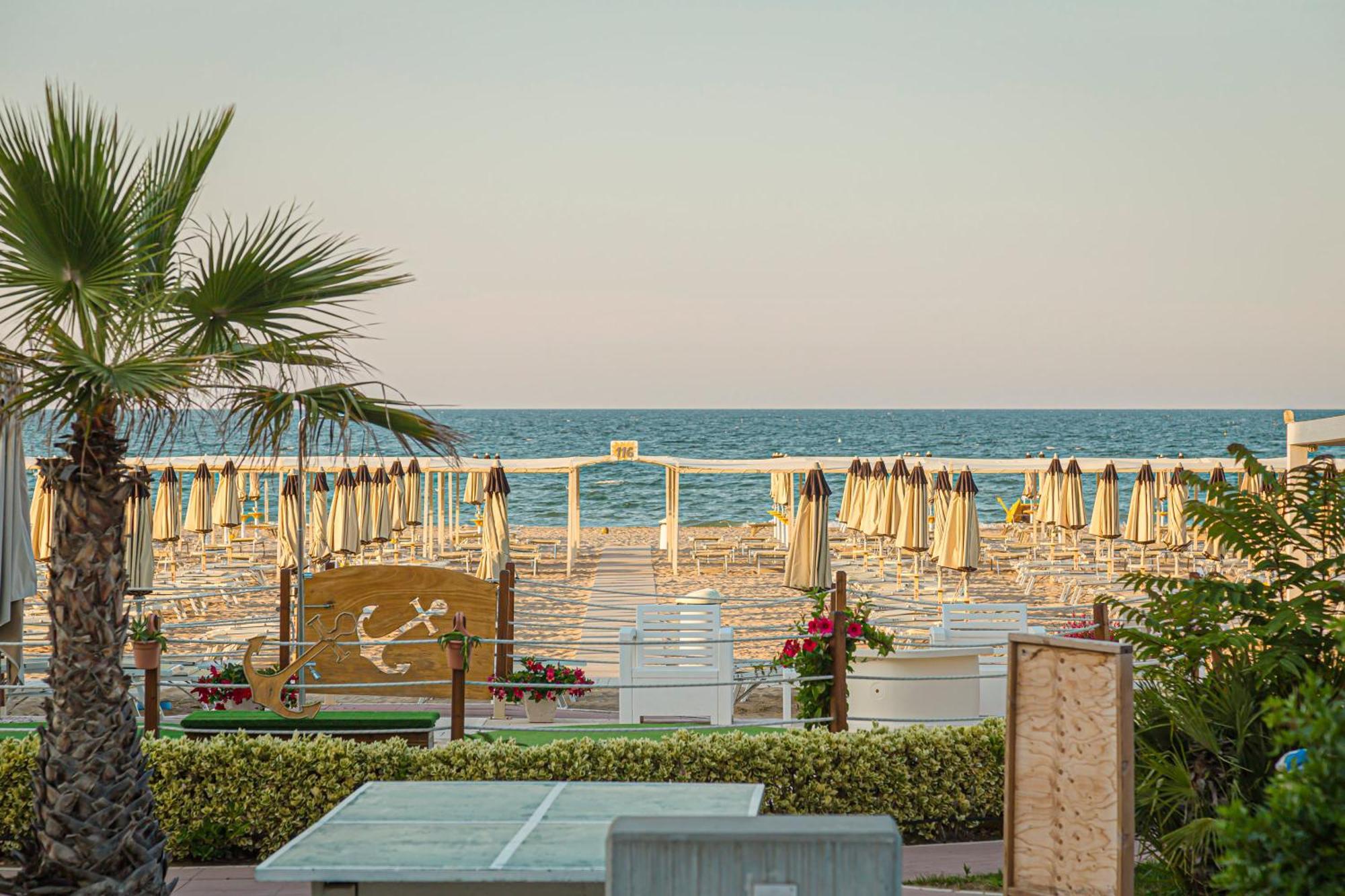 Hotel Avana Fronte Mare Риччоне Экстерьер фото