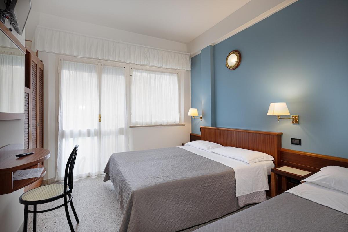 Hotel Avana Fronte Mare Риччоне Экстерьер фото