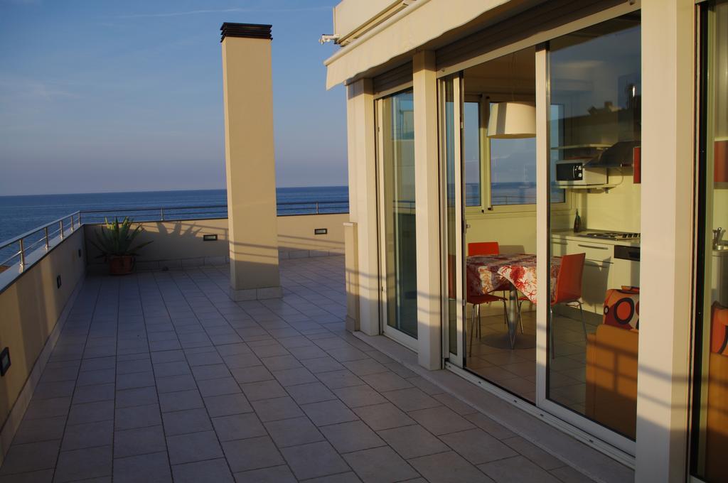 Hotel Avana Fronte Mare Риччоне Экстерьер фото