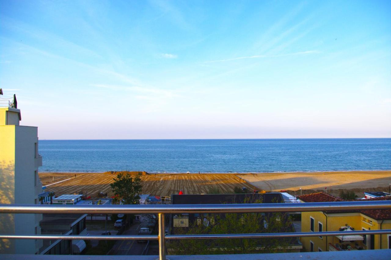 Hotel Avana Fronte Mare Риччоне Экстерьер фото